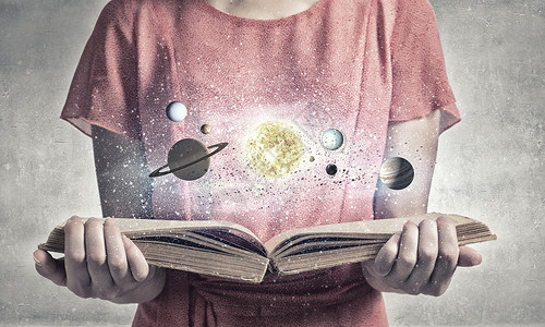 带书的女孩密切的女人与书籍探索行星的太阳系统图片