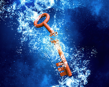 钥匙水下钥匙下沉并溶解清澈的蓝色水中图片