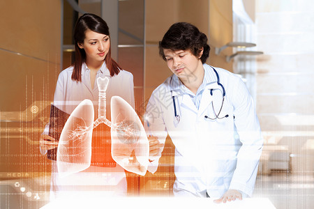 两个轻的医生两名轻医生检查肺部虚拟图像的图像图片