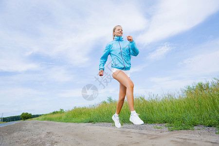 运动女孩轻漂亮的女孩夏天训练户外图片