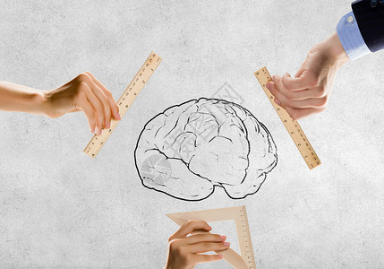 心理健康用尺子拉近人的手测量大脑背景图片