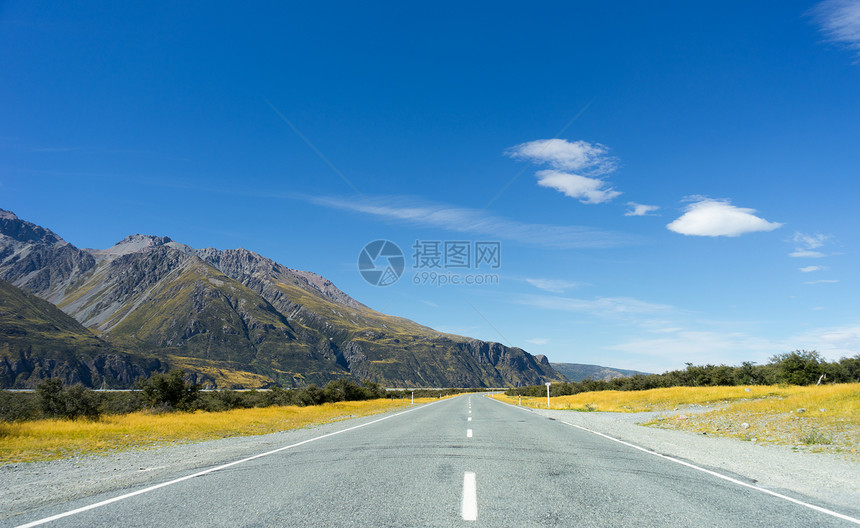 风景如画新西兰阿尔卑斯山道路的自然景观图片