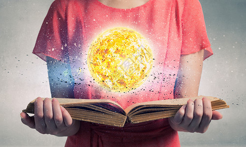 探索太空行星近景的女人持打开的书太阳星球的页背景图片