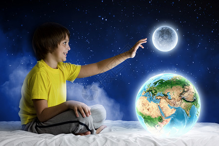 晚上梦可爱的男孩坐床上抱着地球图片