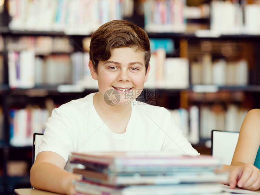图书馆里书的男孩图书馆里的男孩图片