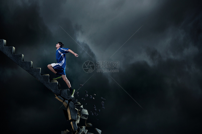 运动员克服挑战运动活跃的人石头倒塌的梯子上跑步图片