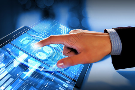 柔焦镜头用现代技术手指触摸平板电脑上的蓝调屏幕设计图片