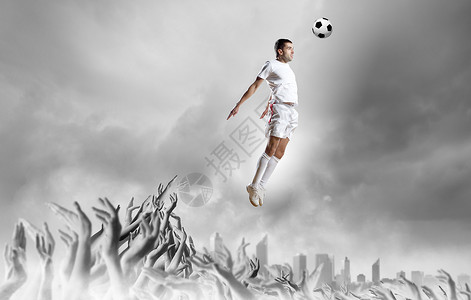 足球迷足球运动员跳跃中踢球,由球迷支持背景图片