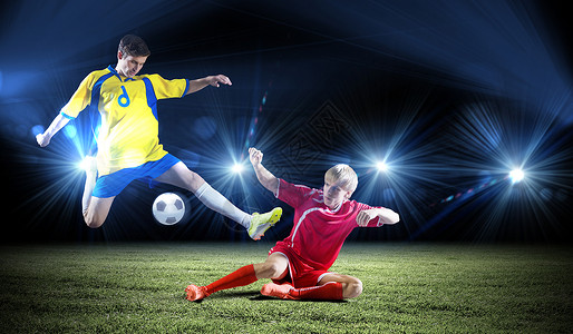 足球比赛两个轻的足球运动员为球而奋斗图片