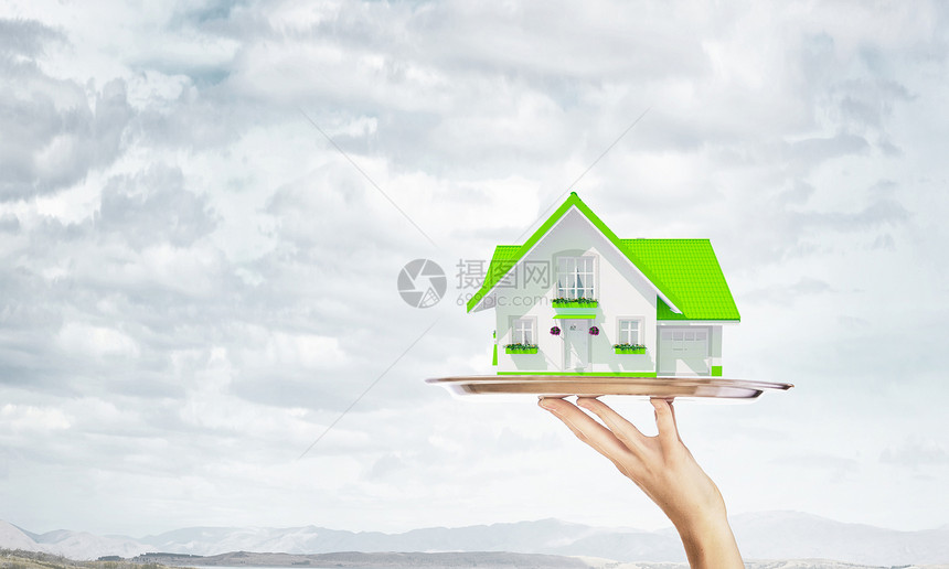 房地产报价服务员托盘上提供房屋模型的手图片