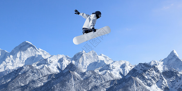 滑雪运动滑雪者晴朗的蓝天上跳高背景图片