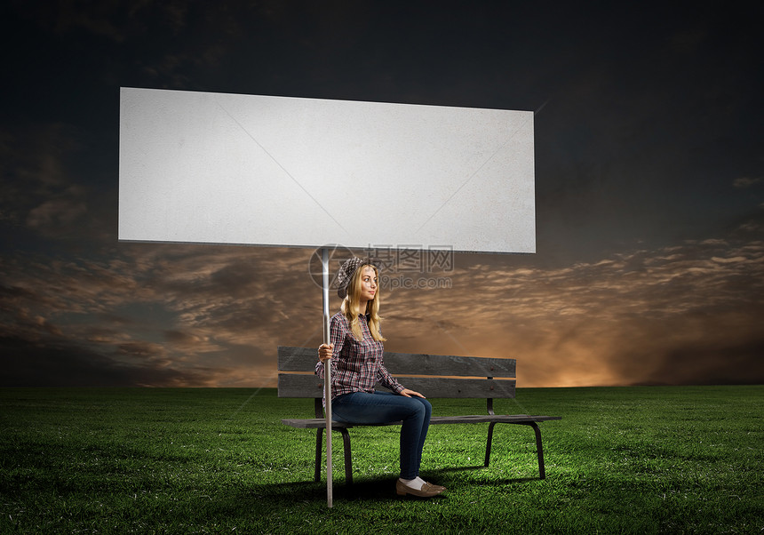 轻的女孩穿着休闲的白色横幅坐长凳上文字的位置图片
