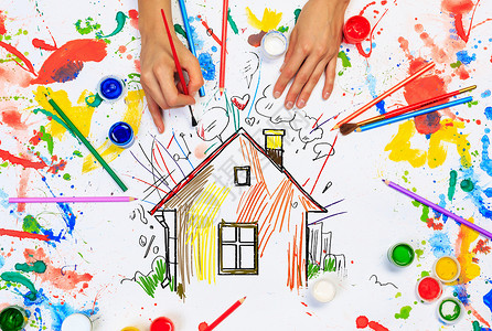 双手拉着的房子顶层的手绘屋色彩斑斓的图片