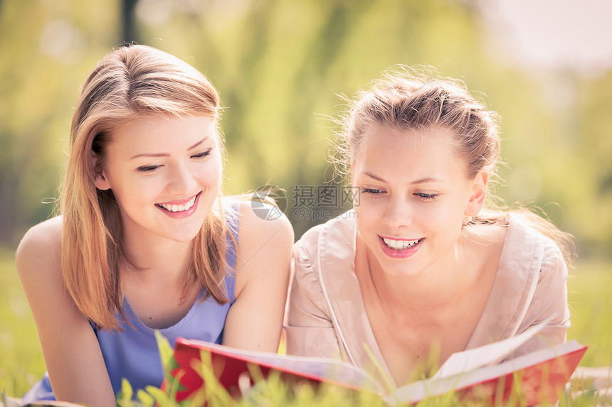周末野餐两个轻漂亮的女人夏天公园读书图片