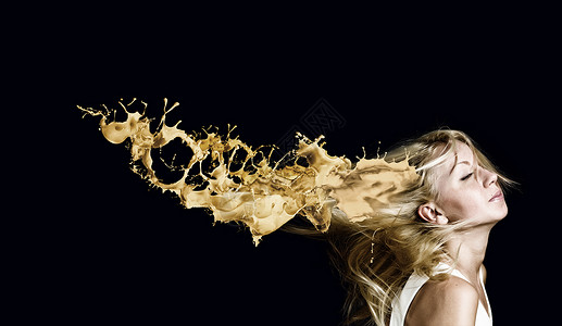 头发护理轻迷人的金发女人,头发飞溅图片