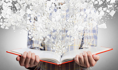 手里着书的家伙近距离观看人与打开的书手书页空中飞行图片