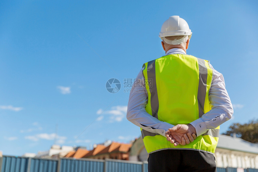 建筑工地的工程师建设者建筑工程师施工场景穿着安全背心图片