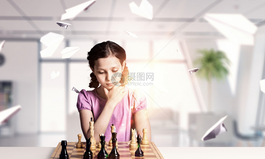 聪明的头脑下棋轻的高加索女孩下棋图片