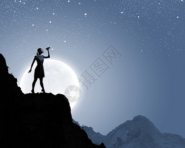 带望远镜的女人女背景上用大满月的双筒望远镜看的轮廓图片
