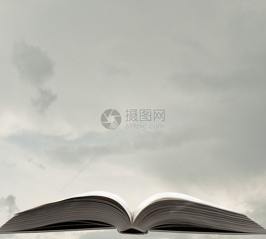 许多打开的书之打开了许多关于天空背景的书图片