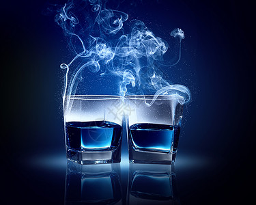 两个眼镜O蓝色鸡尾酒带着烟雾出图片