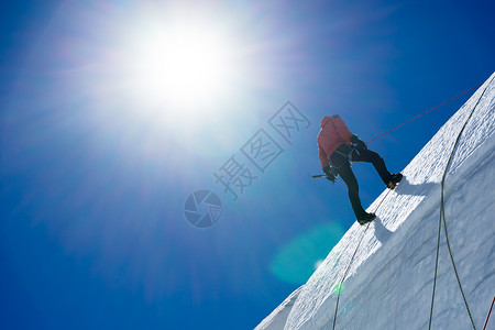 登山运动人类攀登冰川的低角度视图图片