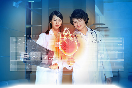 两个医生检查心脏两名医生心脏病专家检查虚拟心脏的图像图片