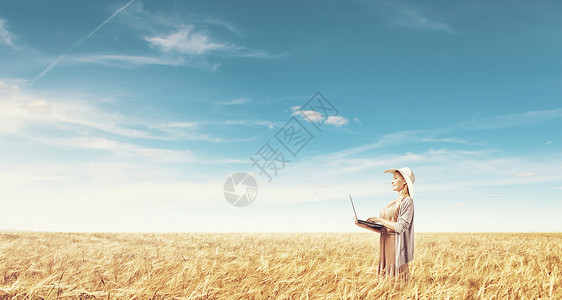 电脑天空素材带笔记本电脑的古董女孩戴着帽子长裙的轻女士用笔记本电脑背景
