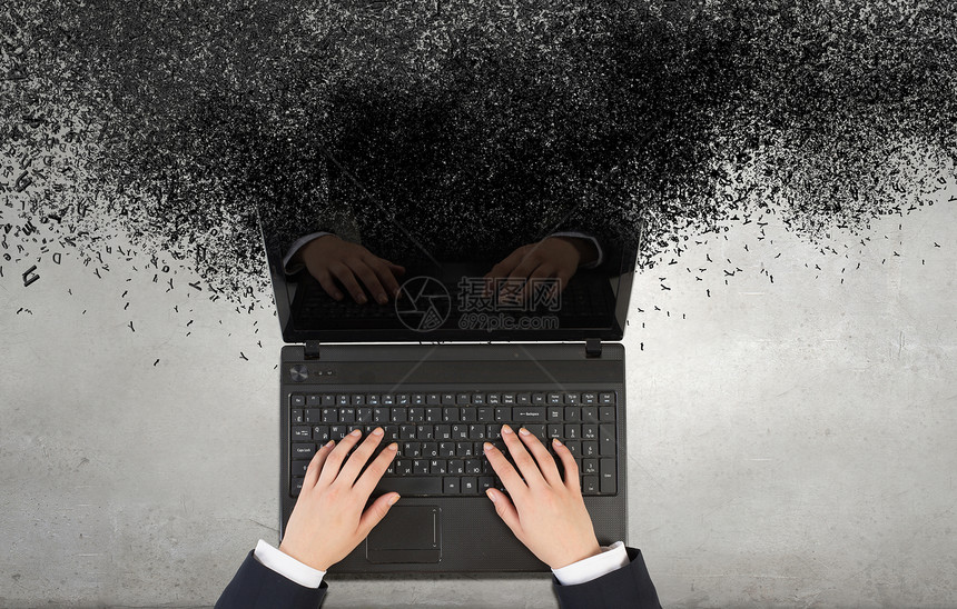 女人用笔记本电脑用黑色笔记本电脑的女商人手的顶部视图图片