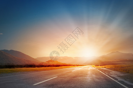 空沥青路太阳天际线升日出路上背景图片