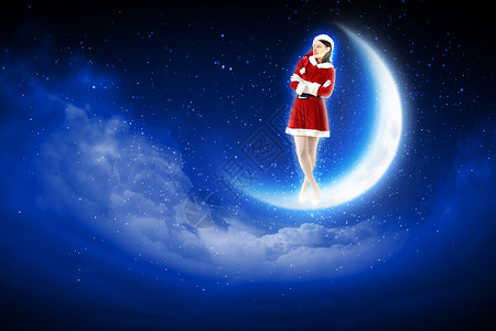 诞老人坐月球上的照片诞老人女孩站冬天森林上方闪亮的月亮上的照片图片