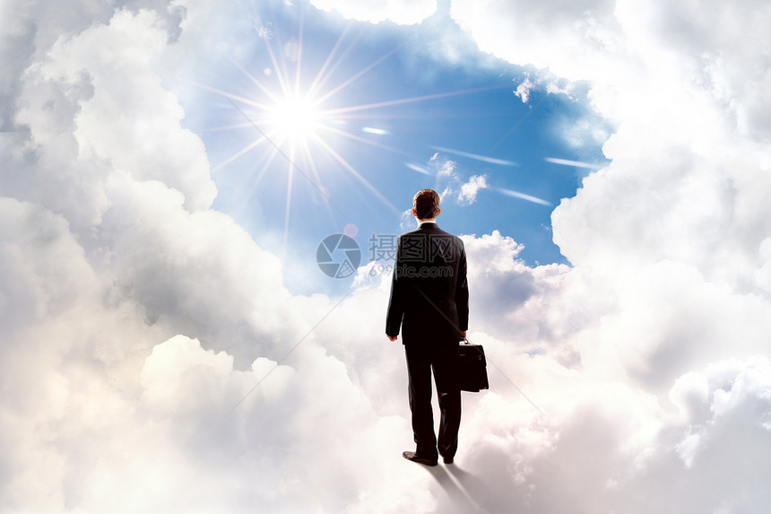 天堂里的商人商人的后视镜,手提箱站云端图片