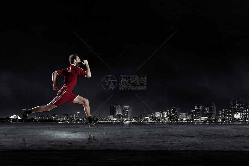 全速前进穿着红色运动服的跑步者穿着深色背景图片