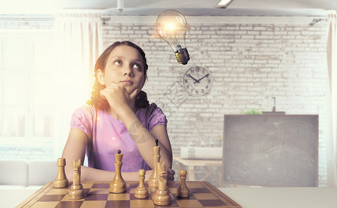聪明的头脑下棋轻的高加索女孩下棋图片