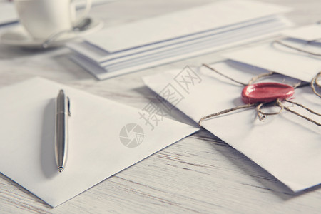 桌子上印章的信件旧的邮政与信封与蜡密封木制表背景图片