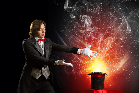 戴帽子的魔术师魔术师着帽子,灯烟雾熄灭的形象图片