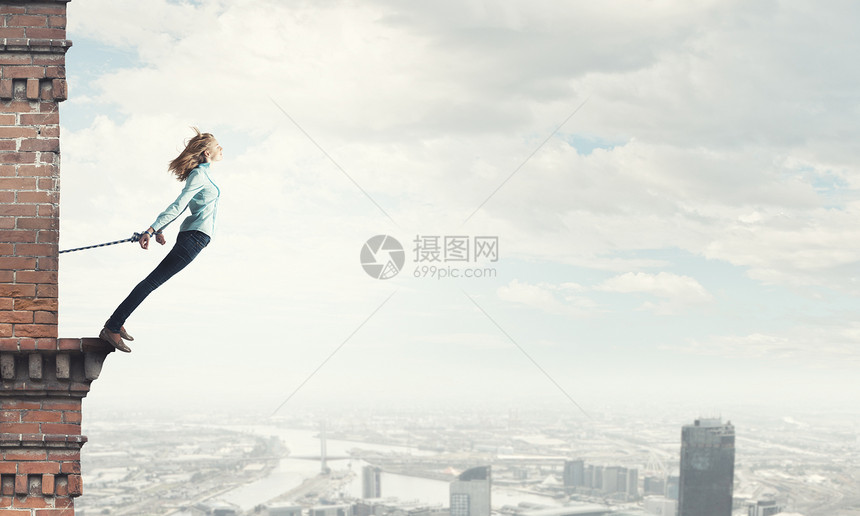 自由的感觉手绳子的轻女孩试图飞翔图片