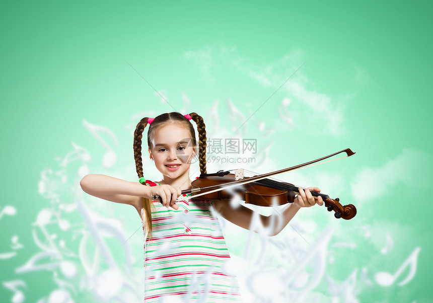 拉小提琴的女孩可爱的女孩绿色背景下拉小提琴的形象图片