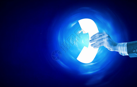 电话图标商人手握电话图标蓝色背景图片