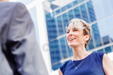 女商人站户外她的同事交谈离开办公室很好图片