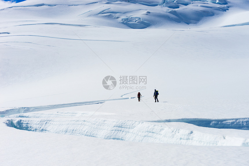 新西兰群人新西兰阿尔卑斯山的雪中行走图片