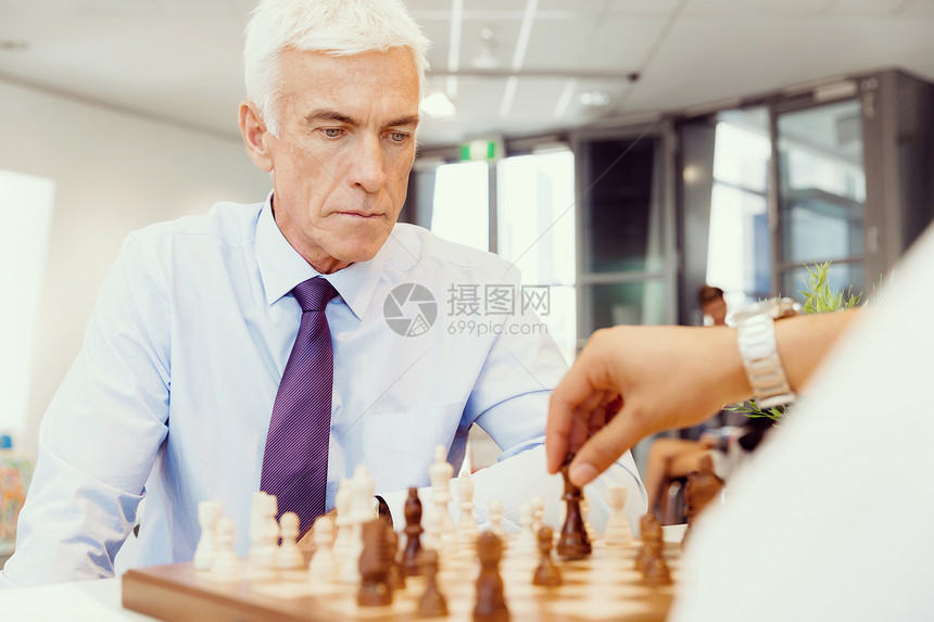 两个商人办公室里下棋战略游戏图片