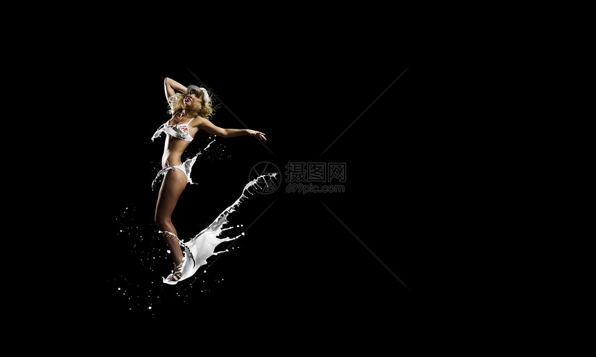 女孩黑暗中跳舞穿白色泳装的轻女孩晚上跳舞图片