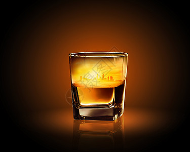 杯威士忌杯带城市插图的威士忌图片