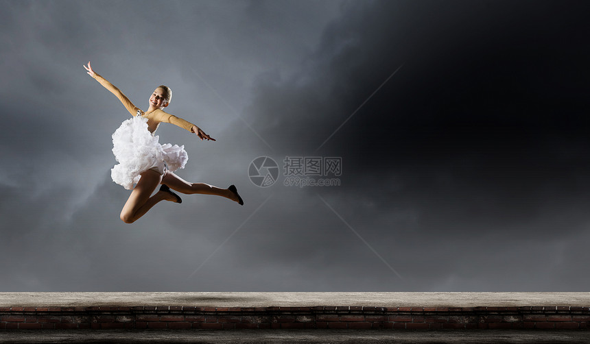 芭蕾舞女轻漂亮的芭蕾舞女跳跳舞图片
