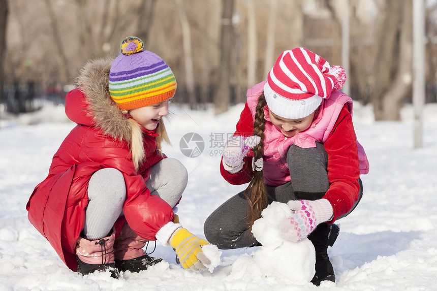 冬天公园里的孩子们玩得很开心,玩雪球冬季活动图片
