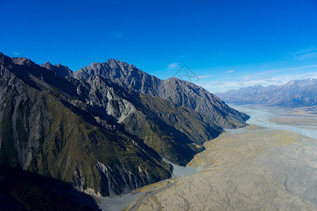 新西兰清澈蓝天的石岩自然景观背景图片