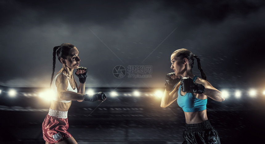 女孩们打拳击两个轻漂亮的女人拳击图片