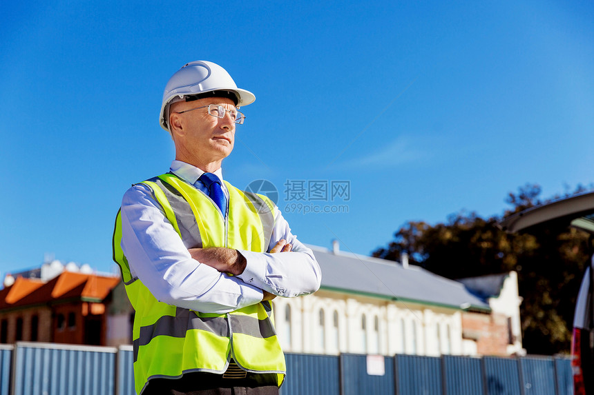 建筑工地的工程师建设者建筑工程师施工场景穿着安全背心图片