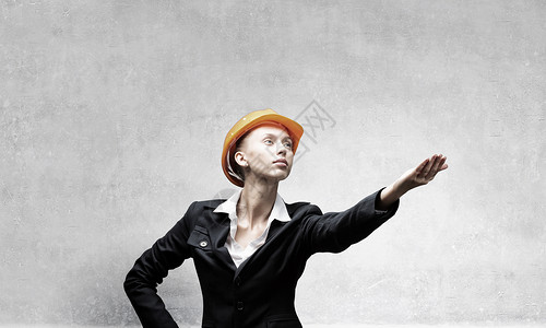 女建筑师吸引力的女工程师以手势伸手图片